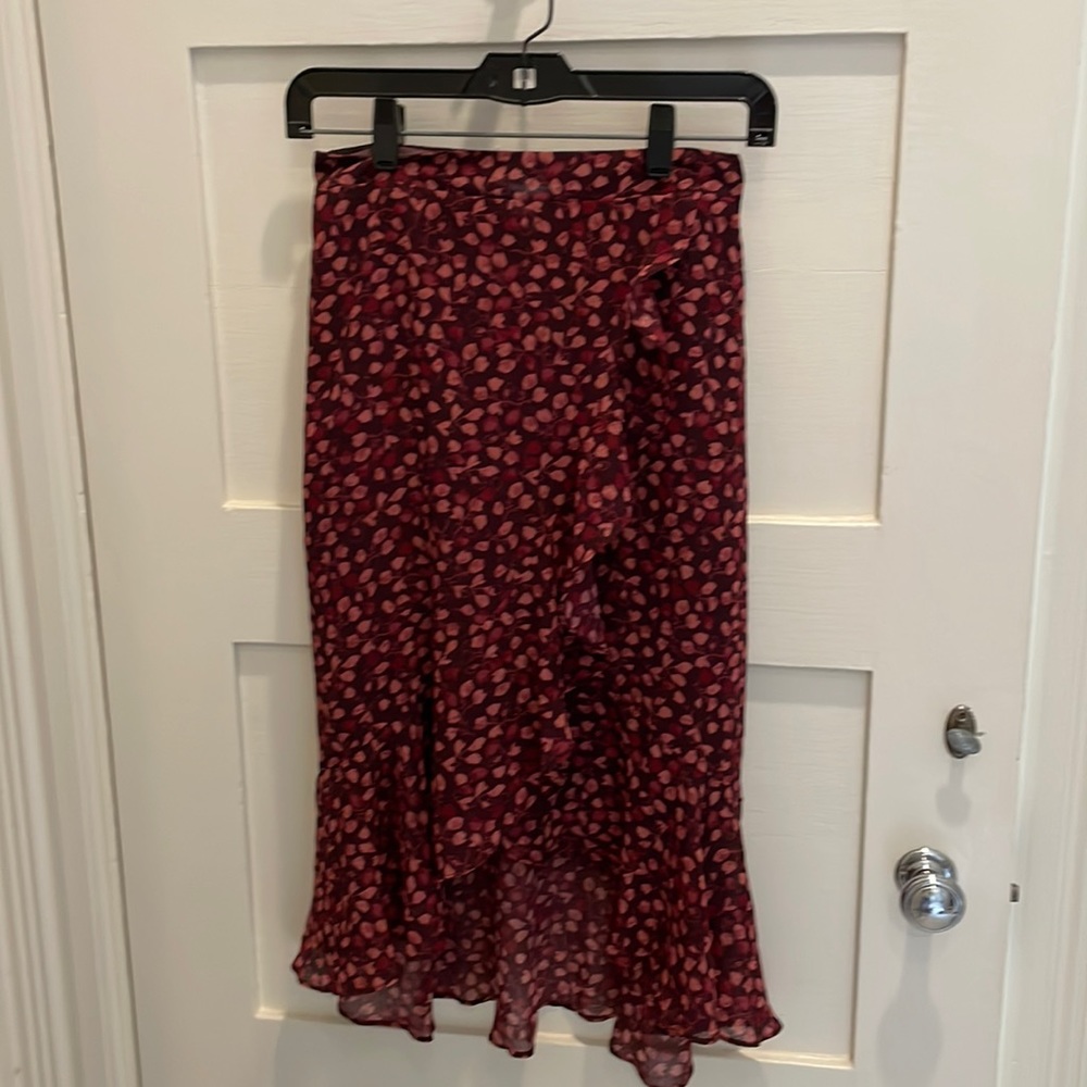 Xs “gentle fawn” Floral, lined, calf-length flowy skirt
